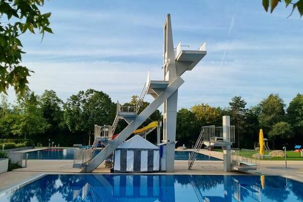 Springerbecken mit Sprungturm